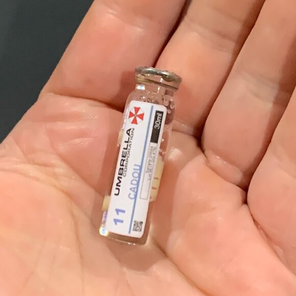 Resident Evil 7 - CADOU VIAL - 1.25inches - Picture 4 of 8